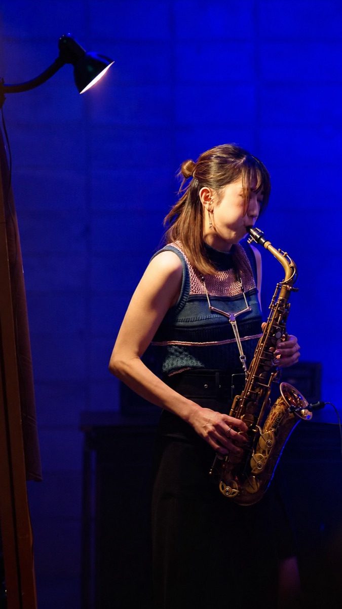 ライブでアルトサックスを演奏する松井美波